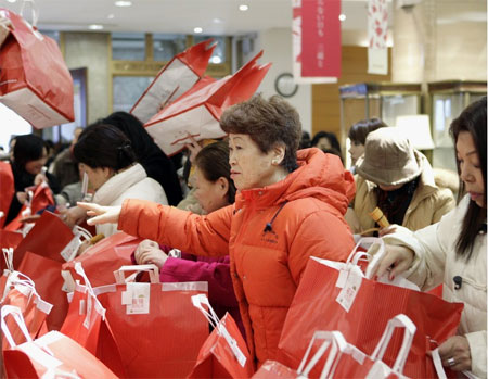 日本百貨店新年商戰 顧客排隊購買“福袋”盛況